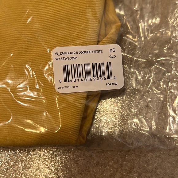 FIGS Scrub Set Catarina Top/ Zamora Jogger Light Gold - Picture 3 of 11